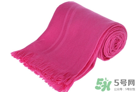 如何分辨真假羊絨圍巾？羊絨圍巾的真假辨別方法