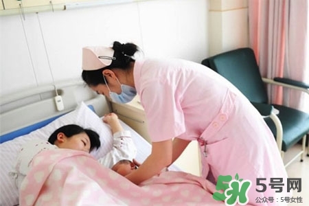 冬天哺乳穿什么？冬天哺乳期穿什么衣服喂奶好？