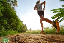 冬天穿什么運(yùn)動(dòng)鞋好？冬天適合穿什么運(yùn)動(dòng)鞋？