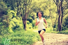 冬天穿什么運(yùn)動(dòng)鞋好？冬天適合穿什么運(yùn)動(dòng)鞋？