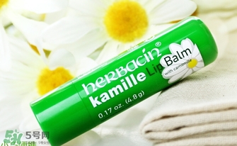 小甘菊唇膏小孩能用嗎？herbacin賀本清小甘菊唇膏小孩可以用嗎？