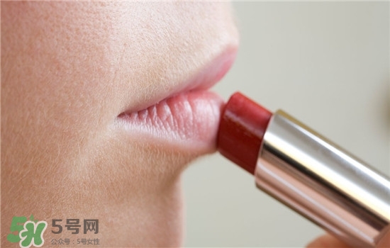 防曬唇膏要卸妝嗎？防曬唇膏晚上可以用嗎？