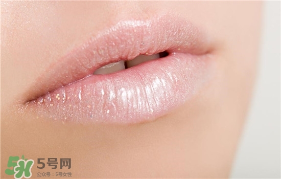 防曬唇膏要卸妝嗎？防曬唇膏晚上可以用嗎？