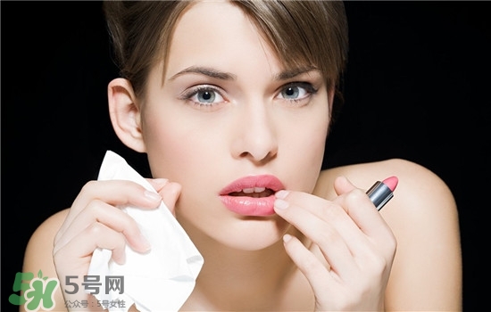 防曬唇膏要卸妝嗎？防曬唇膏晚上可以用嗎？