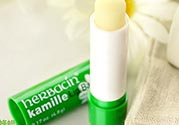 小甘菊唇膏小孩能用嗎？herbacin賀本清小甘菊唇膏小孩可以用嗎？