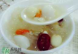 銀耳蓮子湯的營養(yǎng)價值 銀耳蓮子湯的功效與作用及做法 銀耳蓮子湯的營養(yǎng)價值 銀耳蓮子湯的功效與作用及做法