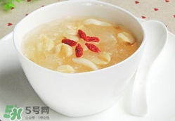銀耳蓮子湯的營養(yǎng)價值 銀耳蓮子湯的功效與作用及做法 銀耳蓮子湯的營養(yǎng)價值 銀耳蓮子湯的功效與作用及做法