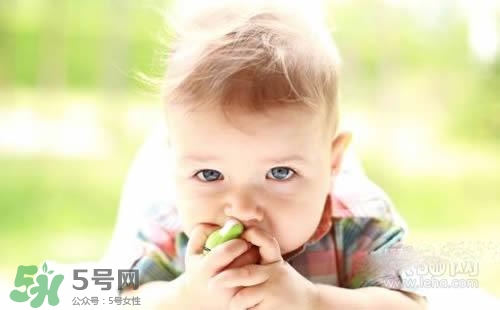 寶寶喜歡咬下嘴唇是怎么回事？寶寶喜歡咬下嘴唇怎么辦？