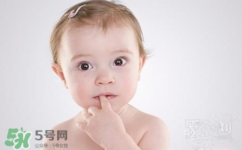 寶寶喜歡咬下嘴唇是怎么回事？寶寶喜歡咬下嘴唇怎么辦？