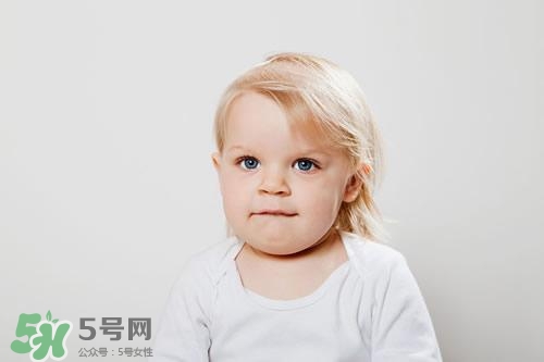 寶寶喜歡咬下嘴唇是怎么回事？寶寶喜歡咬下嘴唇怎么辦？