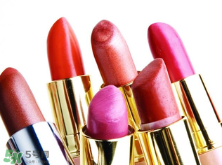 唇膏保質期一般多久？唇膏過期了還能用嗎？