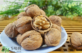 核桃皮發(fā)黑是怎么回事？核桃皮是黑色的能吃嗎？