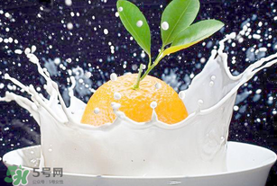吃完橙子可以喝牛奶嗎？吃完橙子多久能喝牛奶？