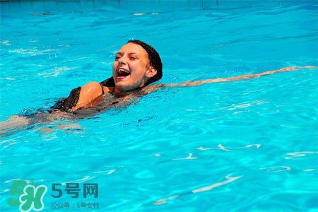 冬天游泳濕氣重嗎？冬天游泳濕氣重怎么辦？