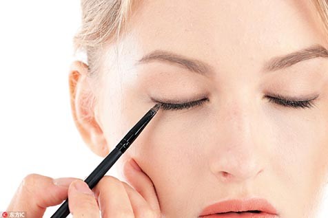 美瞳線怎么畫隱形_眼線怎么畫看不出來？