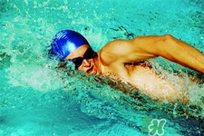 腰間盤突出可以游泳嗎？游泳能治療腰間盤突出嗎？