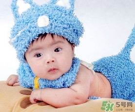 新生兒多久洗一次澡？新生兒洗澡溫度多少度合適？