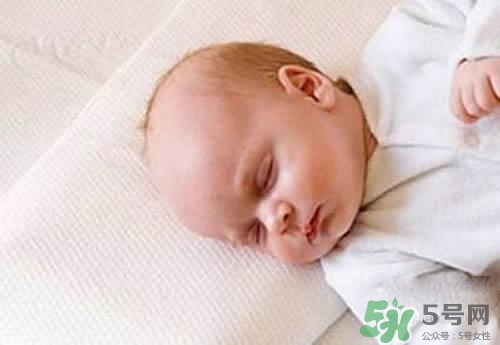 新生兒多久可以睡枕頭？新生兒睡多高的枕頭？