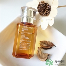 美容油用在護膚第幾步?美容油和精華液的區(qū)別 美容油用在護膚第幾步?美容油和精華液的區(qū)別