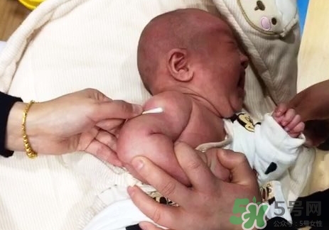 新生兒多少天打預(yù)防針?新生兒什么時候打預(yù)防針?