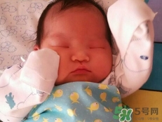 新生兒臉上長小白點(diǎn)是怎么回事?是什么原因?