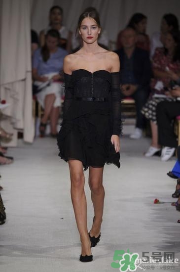 年會穿什么鞋子？公司年會女生鞋子搭配