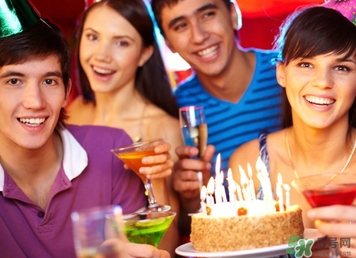 參加別人生日可以穿紅色的衣服嗎？參加生日穿什么衣服？