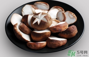 香菇顏色深好還是淺好？鮮香菇顏色越深越好嗎？