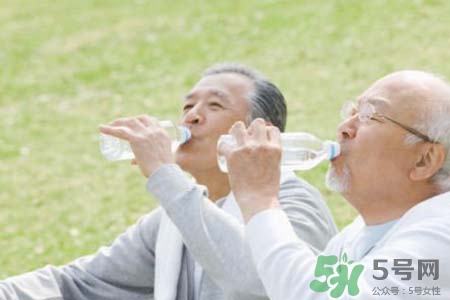 霧霾天為什么要多喝水？霧霾天要喝多少水才健康？