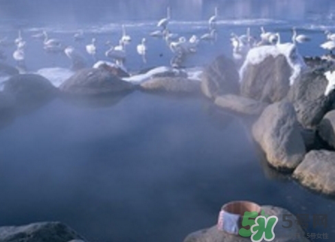 泡溫泉后要洗澡嗎？泡完溫泉后多久可以洗澡？