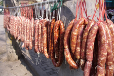 炒臘腸用先蒸熟嗎？臘腸不蒸直接炒行嗎？