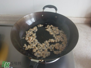 熬豬油為什么要加水？熬豬油水放多了怎么辦？