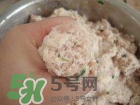 做藕丸子要放多少鹽？一斤藕做藕圓子放多少鹽合適？