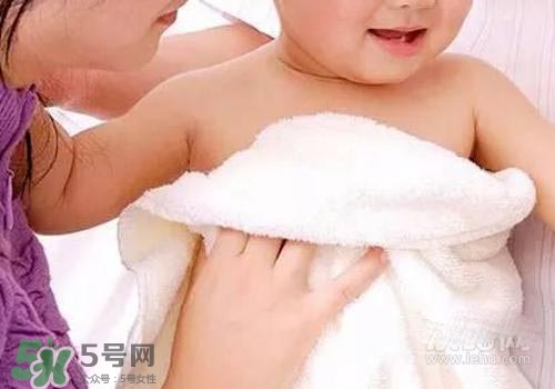 寶寶拉肚子發(fā)燒39度會燒壞腦子嗎？寶寶拉肚子發(fā)燒39度怎么辦？