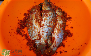 腌魚可以放白酒嗎？腌魚可以放料酒嗎？