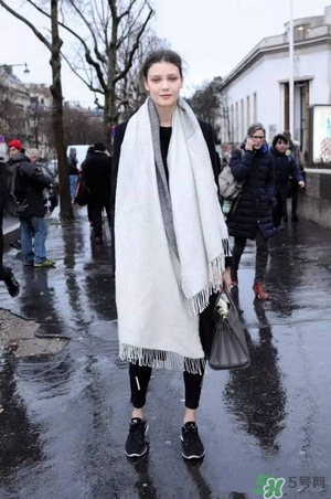 2017年圍巾流行怎么搭？2017年圍巾流行趨勢(shì)