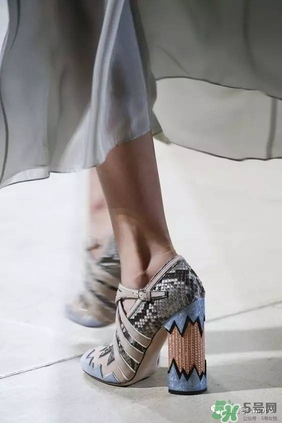 2017年秋冬流行什么鞋子？2017年秋冬流行鞋子搭配