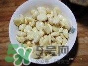 臘八蒜要放鹽嗎？臘八蒜要放多少鹽比例是多少？