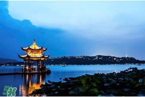 杭州春節(jié)穿什么衣服？過(guò)年春節(jié)去杭州穿什么？