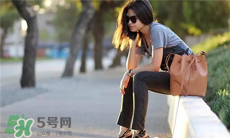 水桶包怎么背時尚?水桶包時尚搭配 水桶包怎么背時尚?水桶包時尚搭配