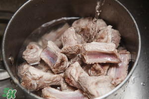 腌排骨要洗嗎？排骨腌完要洗嗎？