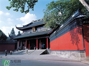 杭州春節(jié)穿什么衣服？過(guò)年春節(jié)去杭州穿什么？