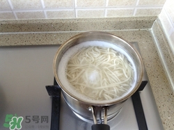 煮面條是涼水下鍋還是開水下鍋?煮面條用冷水還是熱水 煮面條是涼水下鍋還是開水下鍋?煮面條用冷水還是熱水