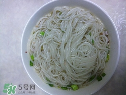 煮面條是涼水下鍋還是開水下鍋?煮面條用冷水還是熱水 煮面條是涼水下鍋還是開水下鍋?煮面條用冷水還是熱水