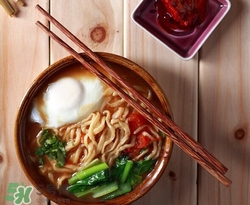 煮面條是涼水下鍋還是開水下鍋?煮面條用冷水還是熱水 煮面條是涼水下鍋還是開水下鍋?煮面條用冷水還是熱水