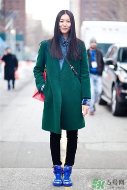 草綠色大衣怎么搭配？草綠色大衣穿衣搭配