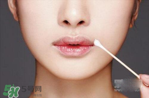 嘴唇干裂涂蜂蜜有用嗎？怎樣用蜂蜜改善嘴唇干裂？