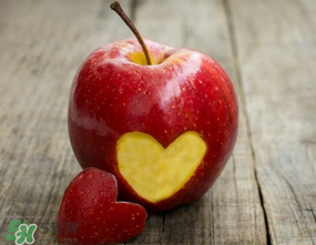 蘋果放在水里是沉還是?。刻O果的密度是多少？