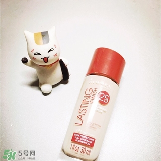 rimmel芮謎粉底液紅瓶藍(lán)瓶哪個(gè)好？rimmel粉底液紅藍(lán)瓶對(duì)比