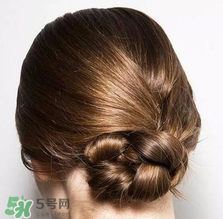 低發(fā)髻盤(pán)發(fā)圖解_低發(fā)髻的盤(pán)法 低發(fā)髻盤(pán)發(fā)圖解_低發(fā)髻的盤(pán)法